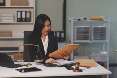 Yargıç Gavin ve Adalet Avukatları hukuk firmasının arka planında takım toplantısı yapıyorlar. Hukuk ve Hukuk Hizmetleri kavramları.