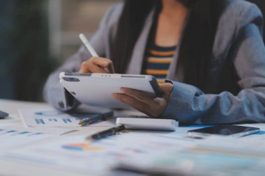 Gülümseyen Asyalı kadın, evinde internet ya da alışveriş cihazını kullanarak ayakta duruyor, mutlu, genç bayan müşteri sörf sitesi haberleri okuyor ya da tablet üzerinde sohbet ediyor, teknoloji konsepti.