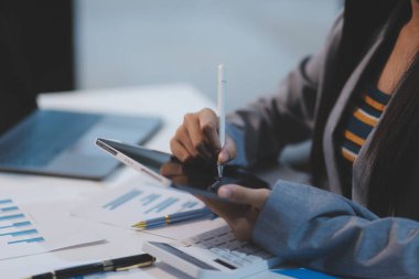 Gülümseyen Asyalı kadın, evinde internet ya da alışveriş cihazını kullanarak ayakta duruyor, mutlu, genç bayan müşteri sörf sitesi haberleri okuyor ya da tablet üzerinde sohbet ediyor, teknoloji konsepti.