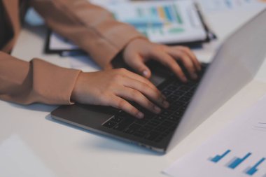 İş kadın muhasebeci çalışma denetim ve finans belge denetimi kağıda notlar yapım işi hesaplanmasında gider yıllık mali rapor bilanço mali,.