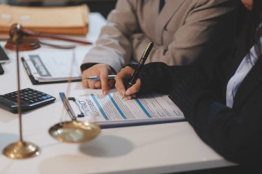 Yargıç Gavin ve Adalet Avukatları hukuk firmasının arka planında takım toplantısı yapıyorlar. Hukuk ve Hukuk Hizmetleri kavramları.