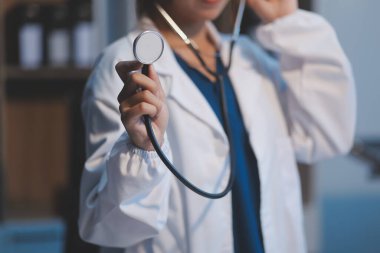 elinde stetoskop ile Asya tıp öğrencisi