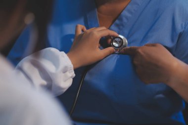 Doktor steteskopta kalp atışlarını kontrol ediyor. hasta bakımı kavramı.