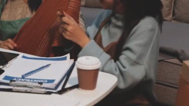 Evde defterle çalışan genç bir kadın.