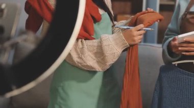 İki kız bir tablet kullanma