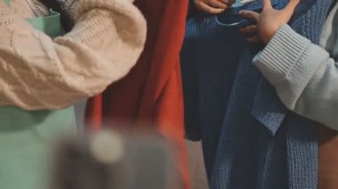 Elinde kahve poşeti olan genç bir kadın.