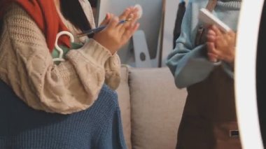 Müşteri hizmetleri çalışanı alışveriş merkezinde bilgisayar kullanıyor. Müşteri hizmetleri.