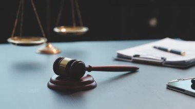 Hukuk ve adalet kavramı. Tokmak, kitaplar ve yargıç tokmağı masada.