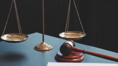 Adalet terazisi, tokmak ve adalet sembolleri. Adalet ve hukuk kavramı