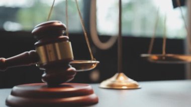 Hukuk ve adalet kavramı. Tokmak ve kitaplar.