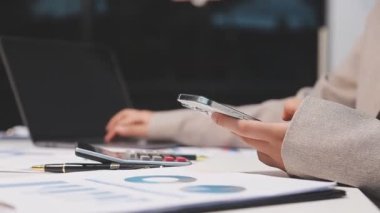 Kalem tutan ve cep telefonu kullanan işadamlarının kapatılması