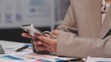 Ofiste Smartphone kullanan İşadamı