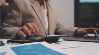 Ofiste çalışan iş adamı