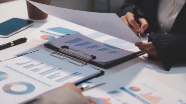 İş adamları modern ofiste toplanıp mali planı tartışıyor