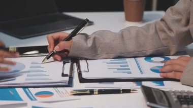 İş adamları ve iş adamları modern ofiste toplanıp dizüstü bilgisayarla çalışıyorlar..