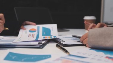 İş adamları ofiste toplanıyor.