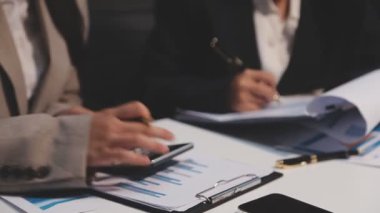 İş adamları konferans odasında toplanıyor..