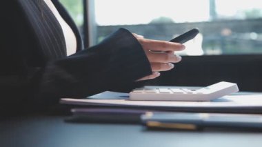 Modern ofiste bilgisayar üzerinde çalışan iş adamı
