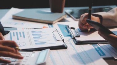 Ofiste çalışan bir iş adamı. Ofiste çalışan iş adamları..