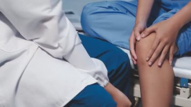 Doktor hastaların bacağını kontrol ediyor.