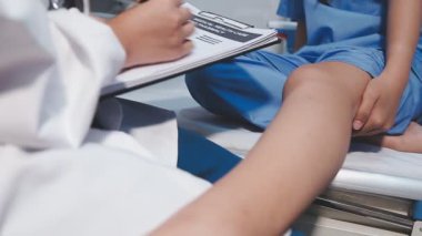 Hastanedeki doktor, genç kadın ve hasta.