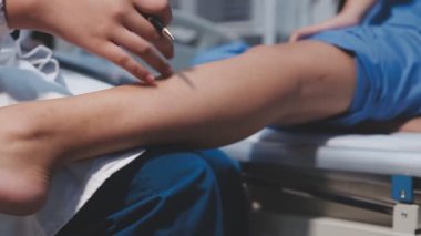 Doktor hastanede hastaların bacağını kontrol ediyor. sağlık hizmeti kavramı