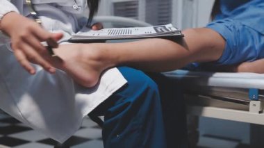 Beyaz üniformalı doktor hastanede ayağını yapıyor..