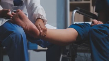 Hastane ya da klinikteki hastaları muayene eden üniformalı bir doktor. Sıhhiye servisindeki hastalar için sağlık ve sağlık personeli doktoru.