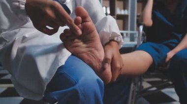 Doktor hastayı hastanede tutuyor.