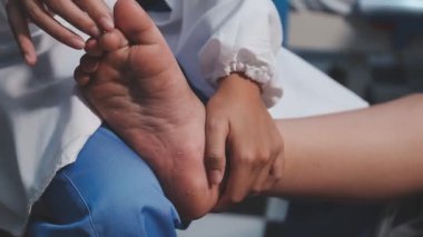 Kadın kaplıcada ayak masajı yaptırıyor