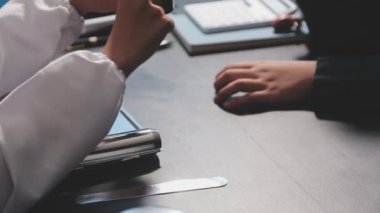 kadın doktor elinde bir termometre