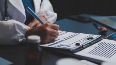 Doktor panoya notlar yazıyor.