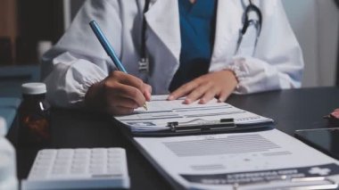 Hastane ofisinde çalışan doktor