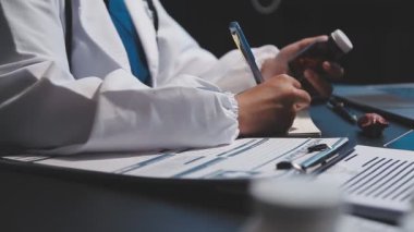 Ofiste dizüstü bilgisayar ve kalem kullanarak iş adamını kapat