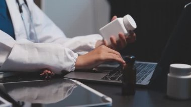 bilgisayar ile çalışan doktor