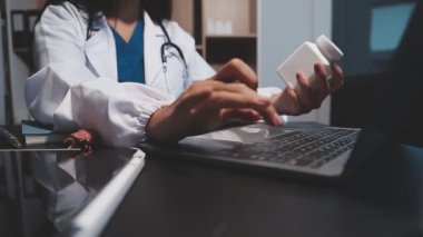 bir dijital tablet bilgisayar kullanan bir doktor