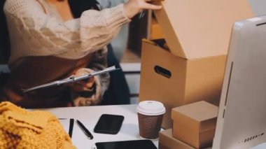 Kafede elinde bir paket çay tutan bir kadın.