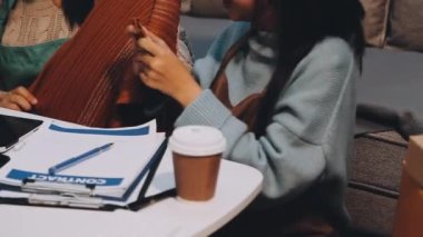 İş yerinde dizüstü bilgisayarda çalışan kadın.