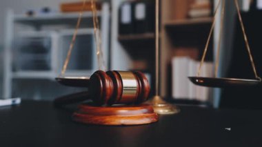 Hakim tokmağı bulanık arkaplanlı masada.