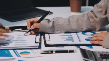 Ofiste iş ekibi toplantısı..