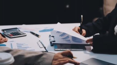 İş adamları ofiste tartışıyor ve çalışıyor.