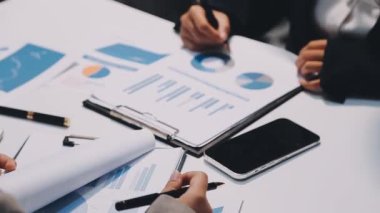 Kapat. Finansal tabloları olan iş adamı