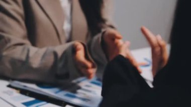 İş yerindeki iş adamları, iş adamları dizüstü bilgisayarda çalışıyor.