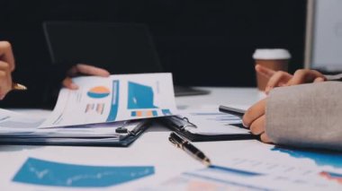 İş adamları ofiste toplanıyor.