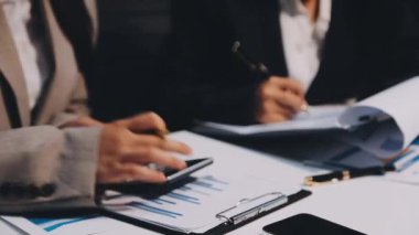 İş adamı mali rapor üzerinde çalışıyor ve iş verilerini tartışıyor