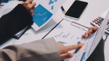 İş adamı dizüstü bilgisayardaki çizelgeleri analiz ediyor