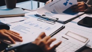 Belgeler ve mali raporlarla çalışan iş ekibi