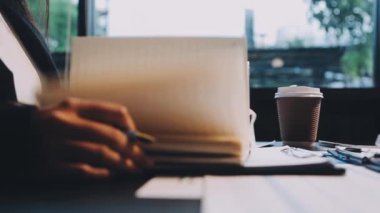 Dizüstü bilgisayarda çalışan bir iş adamı