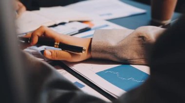 Ofiste çalışan bir işadamı.