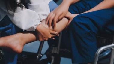 Yakın plan. Hastanenin ayağını tutan doktorun fotoğrafı.